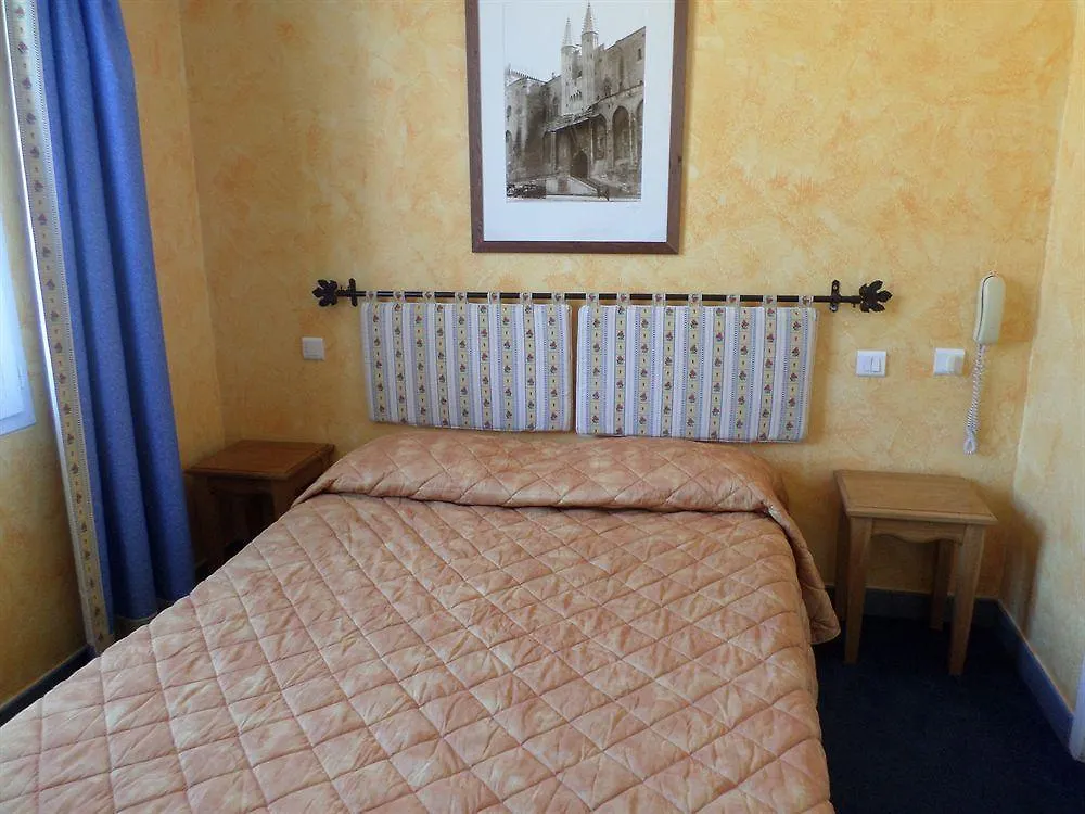 Brit Hotel Acacias Arles 3*,